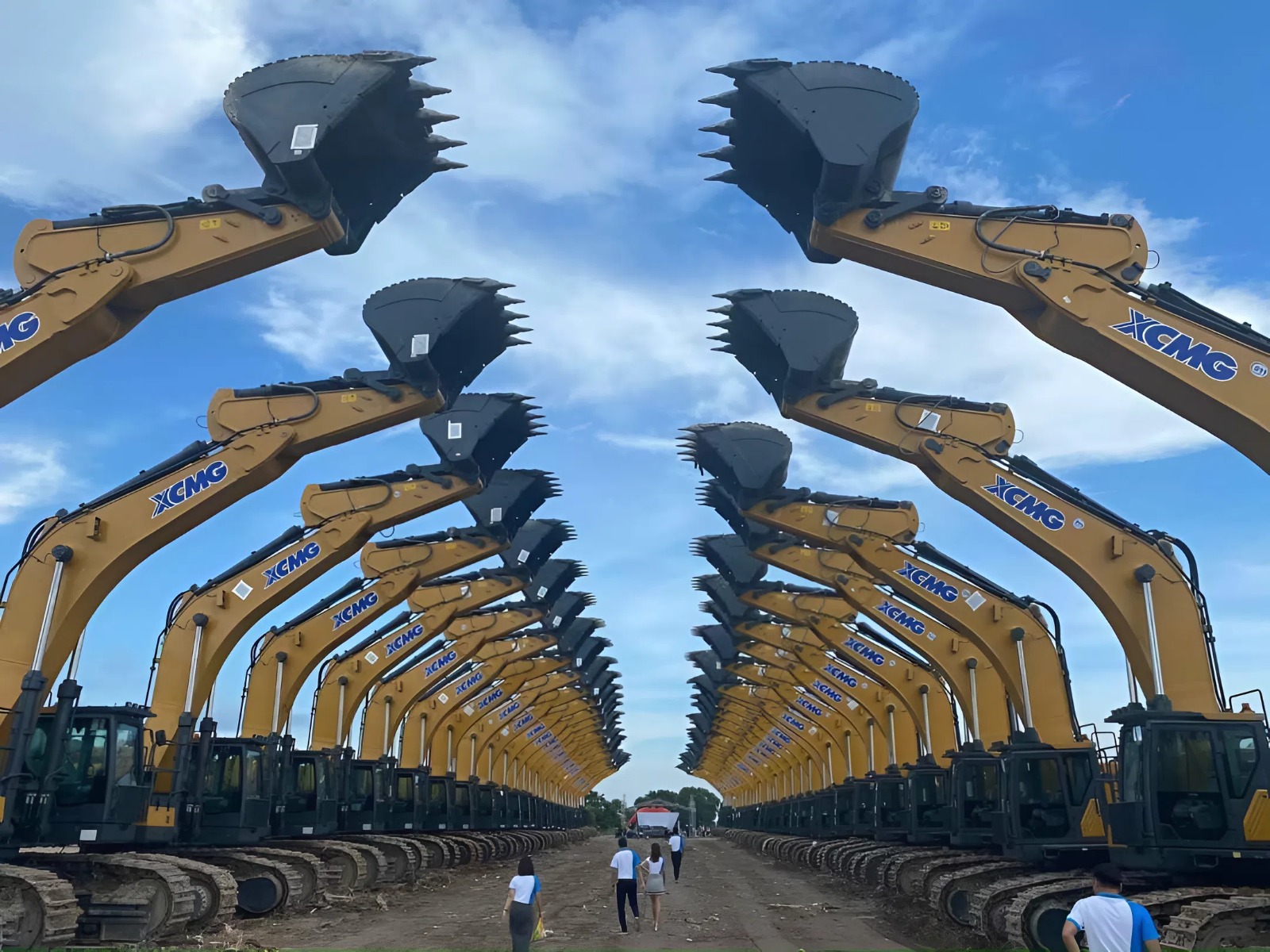 Bàn giao 60 thiết bị xúc đào cỡ lớn XCMG phục vụ dự án Hạ Long Xanh