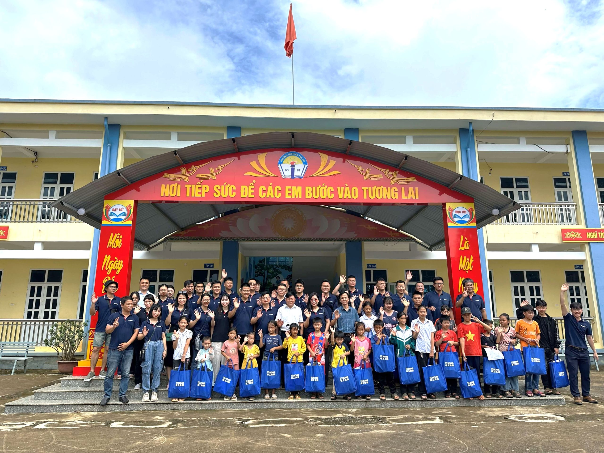 Hoạt động từ thiện và Team building mùa hè năm 2025