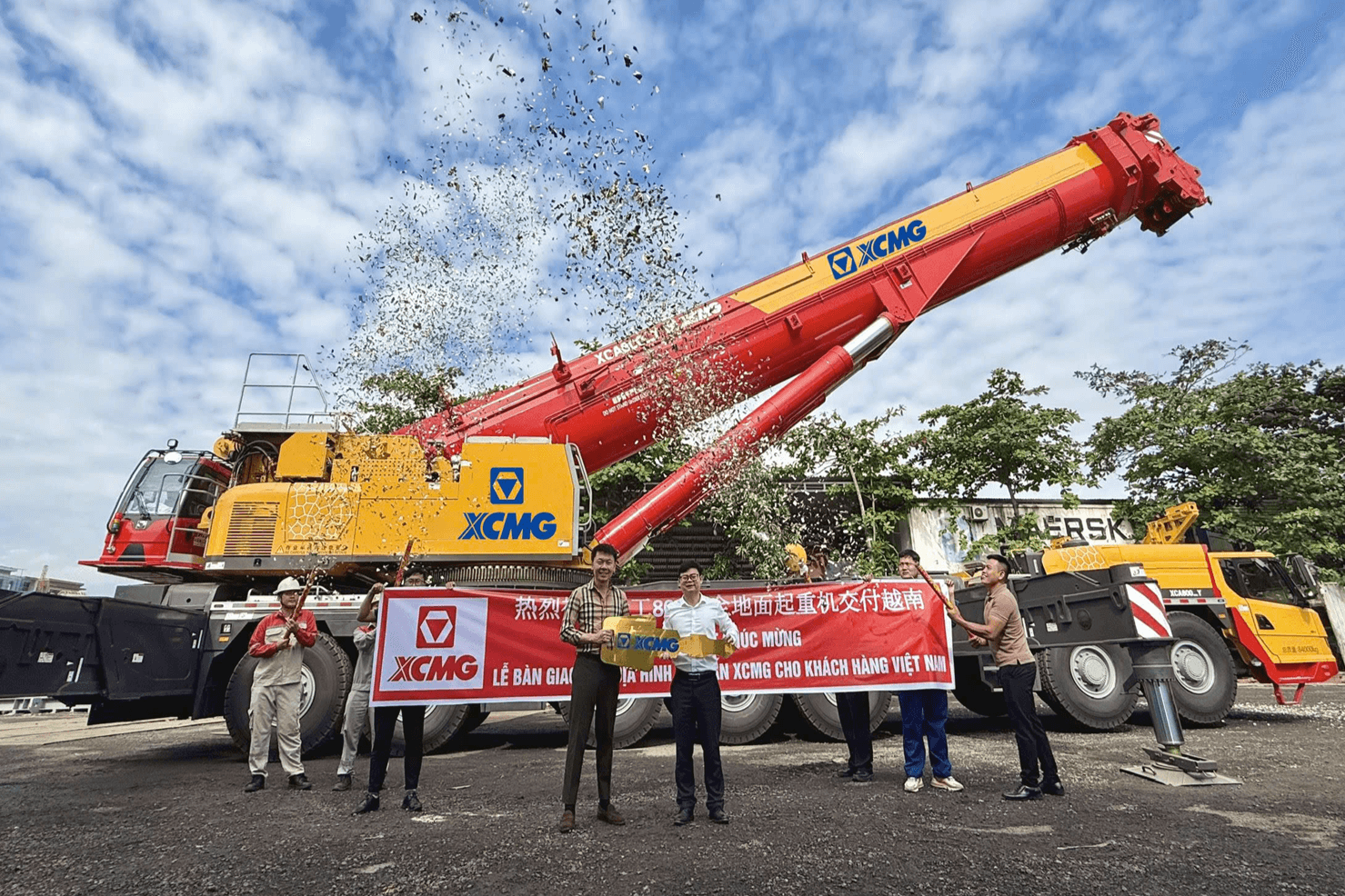 Bàn giao cẩu địa hình 800 tấn XCMG XCA800Y