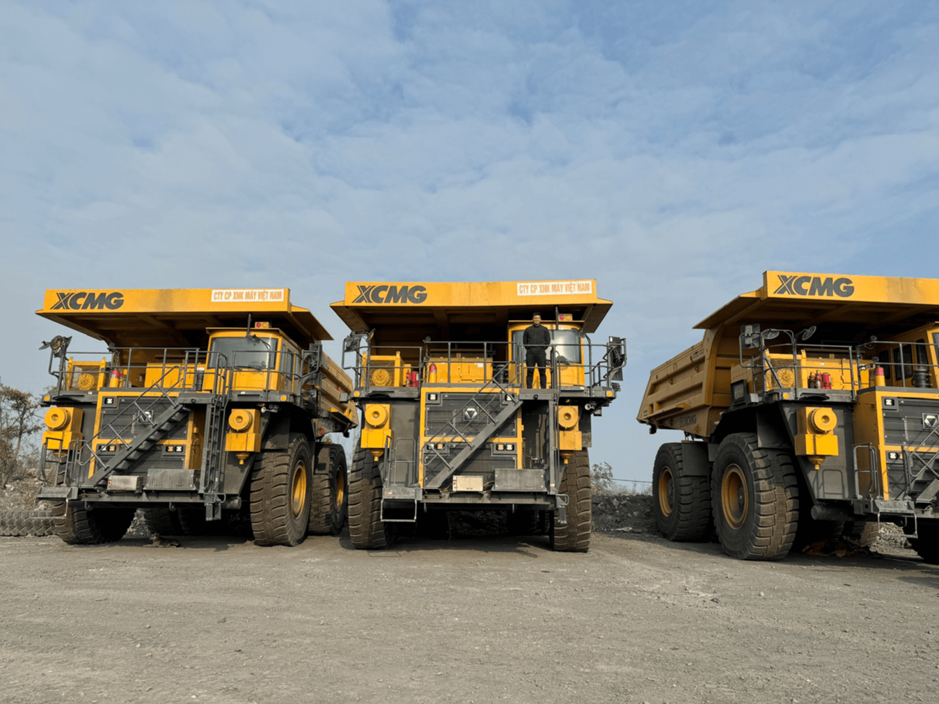 Bàn giao 3 xe tải mỏ 150 tấn XCMG XDE130 phục vụ mỏ than Quảng Ninh