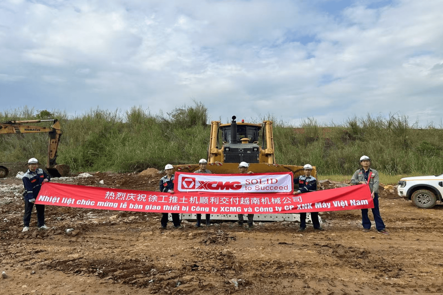 Bàn giao 4 máy ủi XCMG D360 phục vụ mỏ Núi Pháo